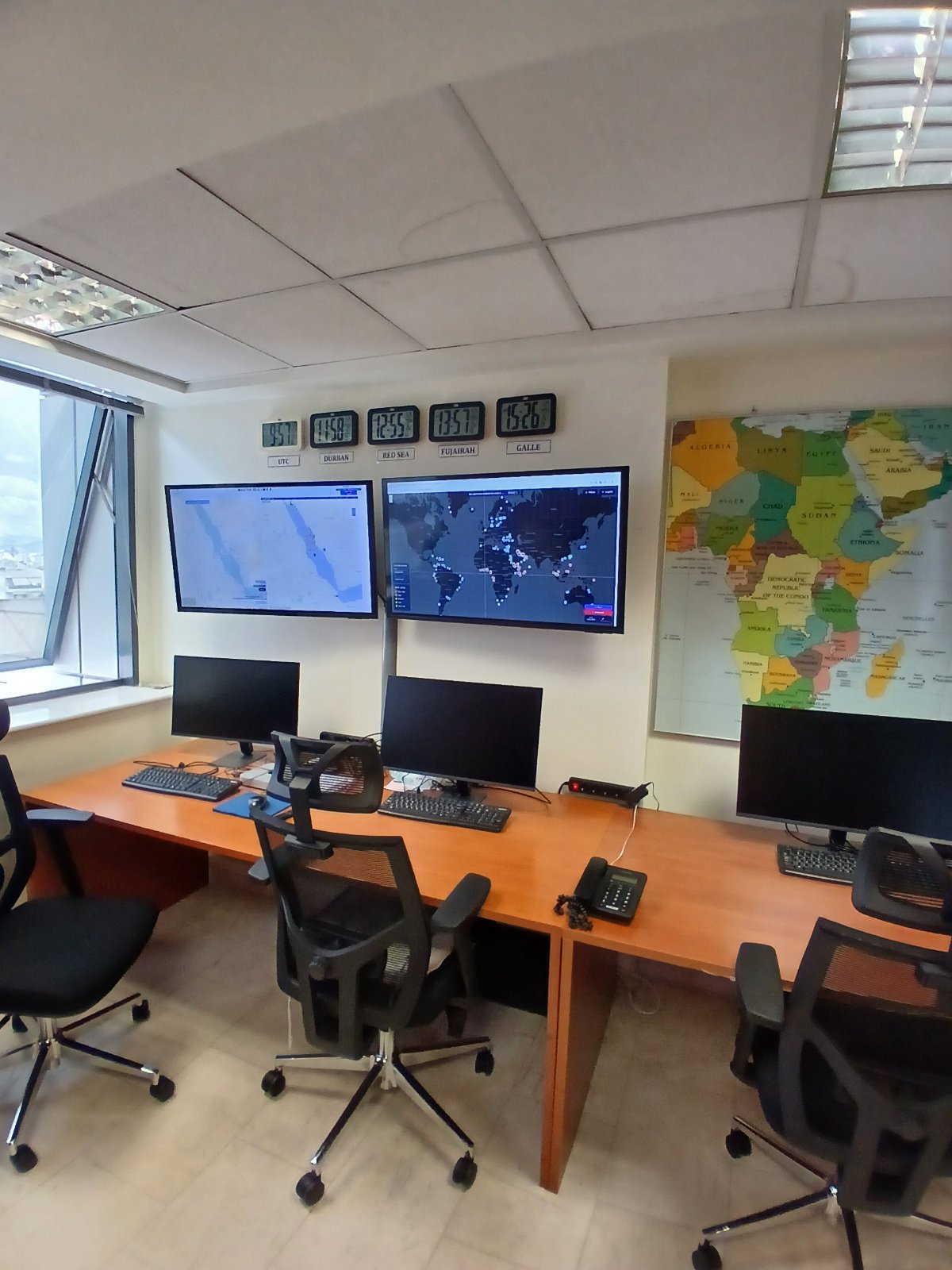 3DGuardian maritime C2 operations room with wall-mounted displays and timezone clocks